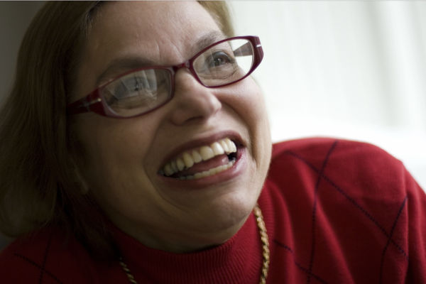 Primer plano de Judit Heumann esbozando una sonrisa|||||||||Primer plano de Judit Heumann esbozando una sonrisa